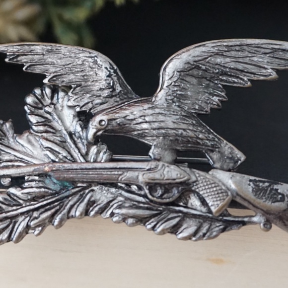 🦅 VINTAGE Silver Eagle with Shotgun Brooch / Scarf Pin 🧷 - Picture 2 of 4